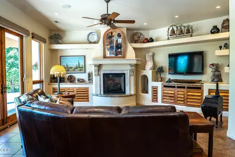 Living - 445 Quail Run, Eagle Point, OR 97524 photo 2 of 4