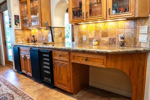 Kitchen - 445 Quail Run, Eagle Point, OR 97524 photo 5 of 12