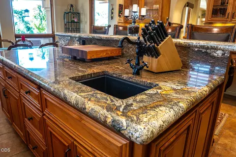 Kitchen - 445 Quail Run, Eagle Point, OR 97524 photo 7 of 12