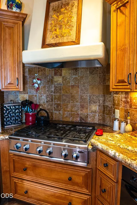 Kitchen - 445 Quail Run, Eagle Point, OR 97524 photo 8 of 12