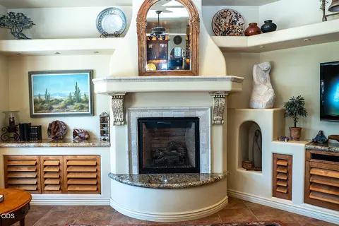 Living - 445 Quail Run, Eagle Point, OR 97524 photo 3 of 4