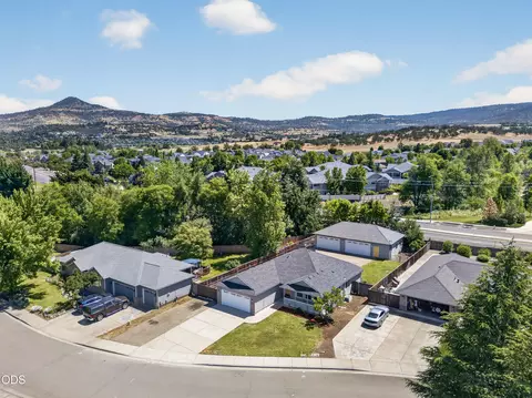 1397 Larson Creek Dr, Medford, OR 97504