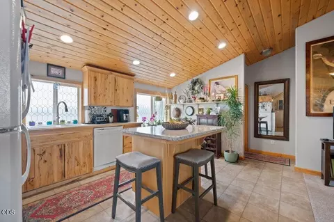 Kitchen - 24585 Dodds Rd, Bend, OR 97701 photo 10 of 13