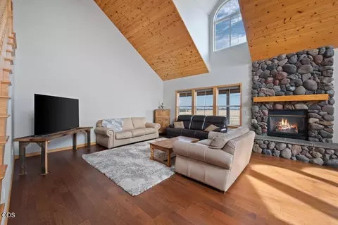 Living - 24585 Dodds Rd, Bend, OR 97701 photo 1 of 7