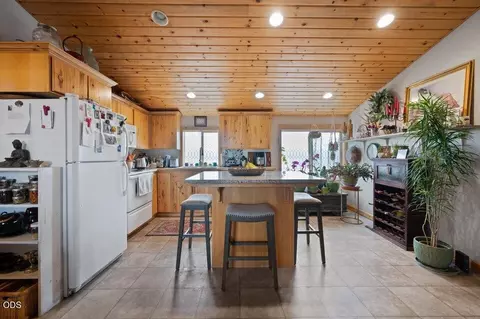 Kitchen - 24585 Dodds Rd, Bend, OR 97701 photo 11 of 13