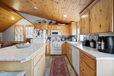 Kitchen - 24585 Dodds Rd, Bend, OR 97701 photo 12 of 13