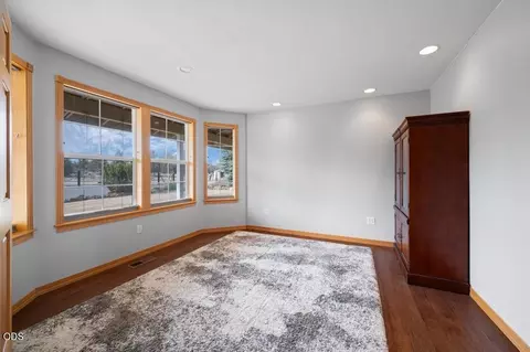 Living - 24585 Dodds Rd, Bend, OR 97701 photo 5 of 7