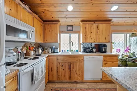 Kitchen - 24585 Dodds Rd, Bend, OR 97701 photo 13 of 13