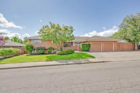 2774 Jessica Cir, Medford, OR 97504