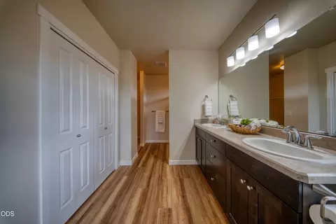 Bath - 51227 Riley Ln, La Pine, OR 97739 photo 3 of 7
