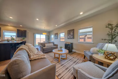 Living - 51227 Riley Ln, La Pine, OR 97739 photo 4 of 8