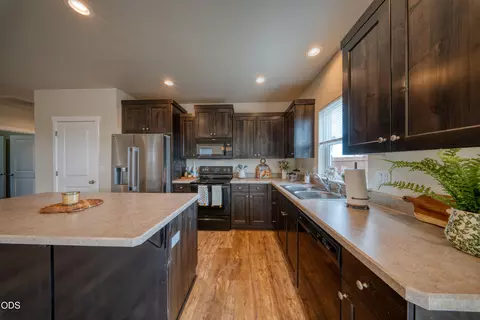 Kitchen - 51227 Riley Ln, La Pine, OR 97739 photo 3 of 4