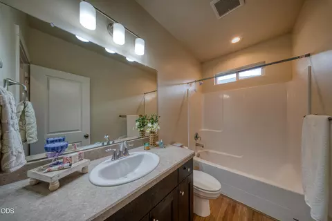 Bath - 51227 Riley Ln, La Pine, OR 97739 photo 7 of 7