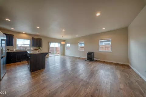 Living - 51227 Riley Ln, La Pine, OR 97739 photo 7 of 8
