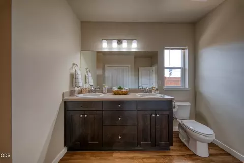 Bath - 51227 Riley Ln, La Pine, OR 97739 photo 4 of 7