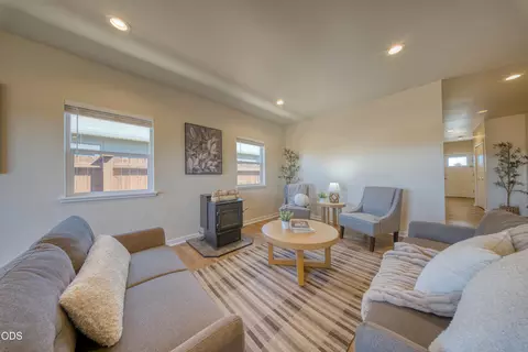 Living - 51227 Riley Ln, La Pine, OR 97739 photo 3 of 8
