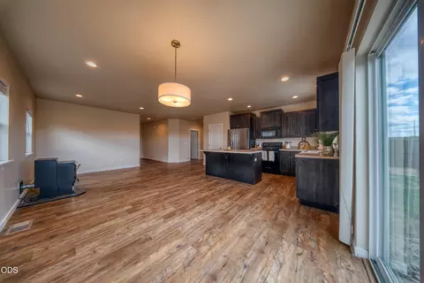 Living - 51227 Riley Ln, La Pine, OR 97739 photo 5 of 8