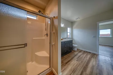 Bath - 51227 Riley Ln, La Pine, OR 97739 photo 6 of 7