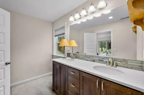 Bath - 14431 Crossroads Loop, Sisters, OR 97759 photo 2 of 3