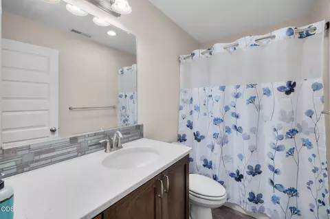 Bath - 14431 Crossroads Loop, Sisters, OR 97759 photo 3 of 3