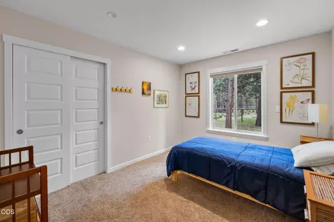 Bedroom - 14431 Crossroads Loop, Sisters, OR 97759 photo 7 of 8