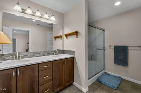 Bath - 14431 Crossroads Loop, Sisters, OR 97759 photo 1 of 3
