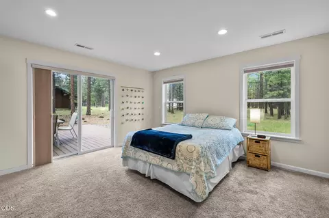 Bedroom - 14431 Crossroads Loop, Sisters, OR 97759 photo 2 of 8