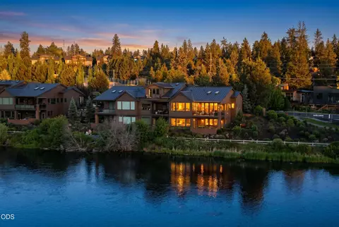 925 SW Theater Dr, Bend, OR 97702