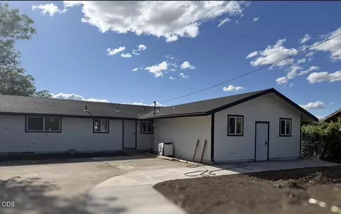 7831 Division Rd, White City, OR 97503