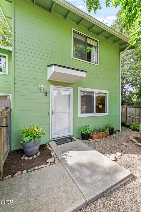 600 W 1st St #8, Phoenix, OR 97535