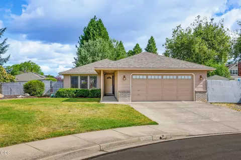 1330 Franklin Ct, Medford, OR 97501