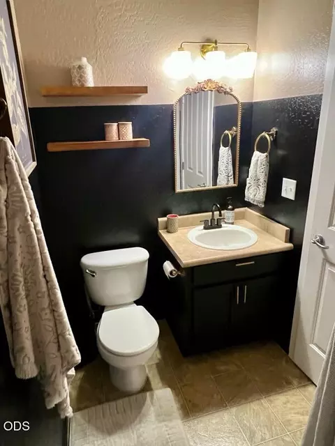 Bath - 332 Live Oak Loop, Central Point, OR 97502 photo 3 of 3