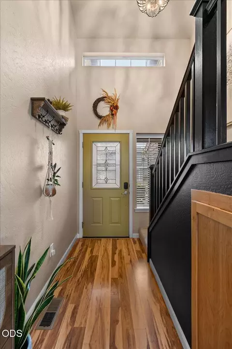 Entry Way - 332 Live Oak Loop, Central Point, OR 97502 photo 3 of 4