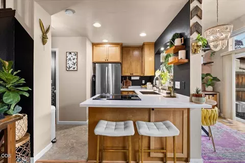 Kitchen - 332 Live Oak Loop, Central Point, OR 97502 photo 2 of 3