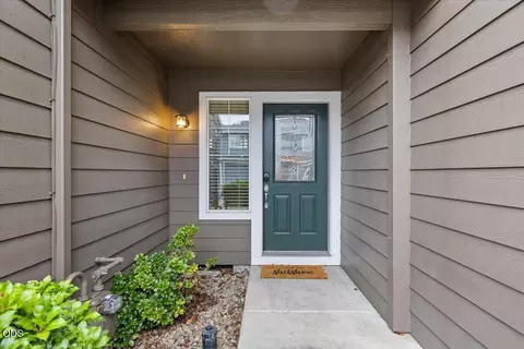 Entry Way - 332 Live Oak Loop, Central Point, OR 97502 photo 1 of 4