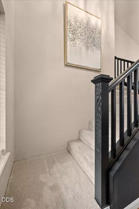 Entry Way - 332 Live Oak Loop, Central Point, OR 97502 photo 4 of 4