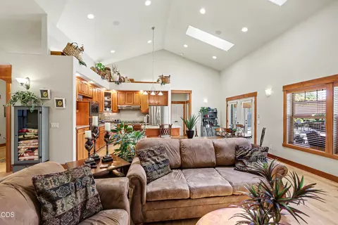 Living - 225 Echo Way, Eagle Point, OR 97524 photo 6 of 7