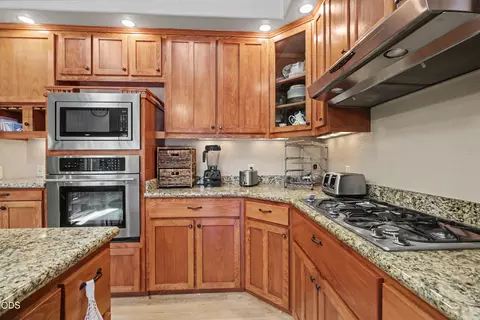Kitchen - 225 Echo Way, Eagle Point, OR 97524 photo 4 of 5
