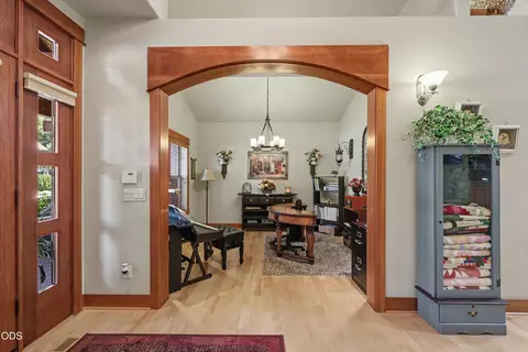 Entry Way - 225 Echo Way, Eagle Point, OR 97524 photo 3 of 5