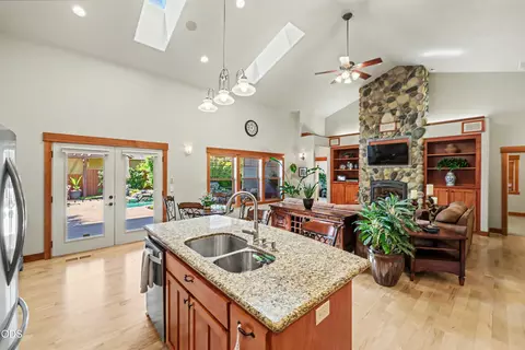 Kitchen - 225 Echo Way, Eagle Point, OR 97524 photo 3 of 5