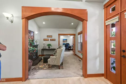 Entry Way - 225 Echo Way, Eagle Point, OR 97524 photo 4 of 5