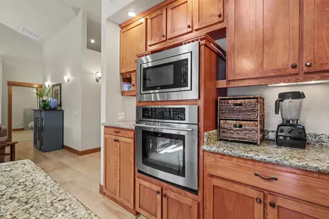 Kitchen - 225 Echo Way, Eagle Point, OR 97524 photo 5 of 5