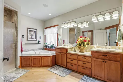 Bath - 225 Echo Way, Eagle Point, OR 97524 photo 1 of 7