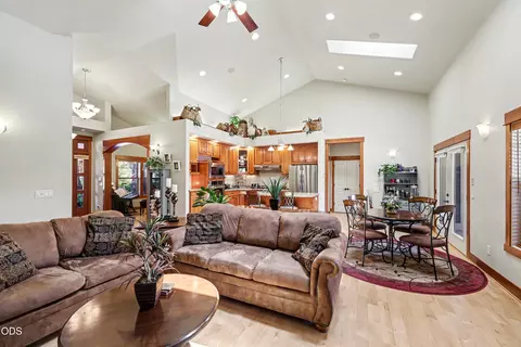 Living - 225 Echo Way, Eagle Point, OR 97524 photo 7 of 7