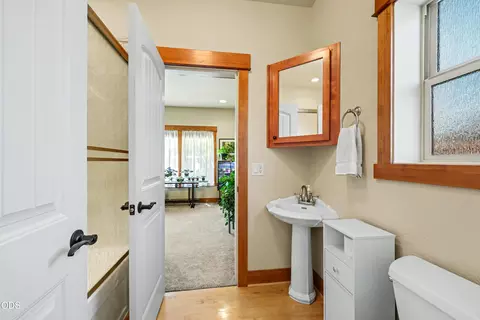 Bath - 225 Echo Way, Eagle Point, OR 97524 photo 5 of 7