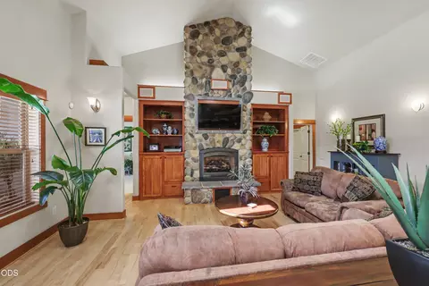 Living - 225 Echo Way, Eagle Point, OR 97524 photo 3 of 7