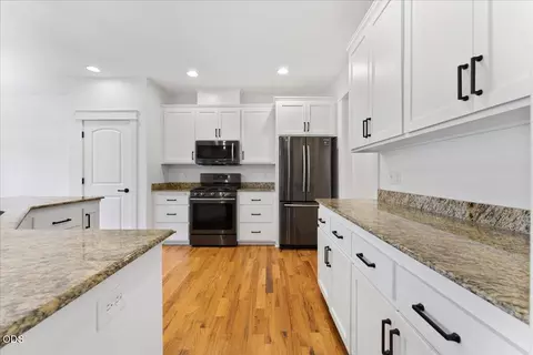 Kitchen - 13 Portabello Way, Eagle Point, OR 97524 photo 2 of 4