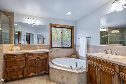 Bath - 19377 Brookside Way, Bend, OR 97702 photo 2 of 3