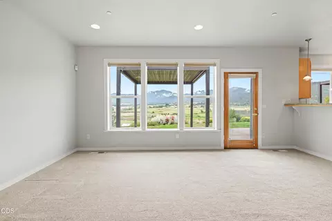 Living - 825 Amerman Dr, Phoenix, OR 97535 photo 4 of 5