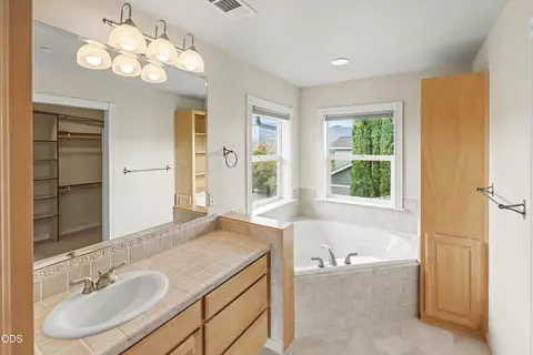 Bath - 825 Amerman Dr, Phoenix, OR 97535 photo 5 of 8